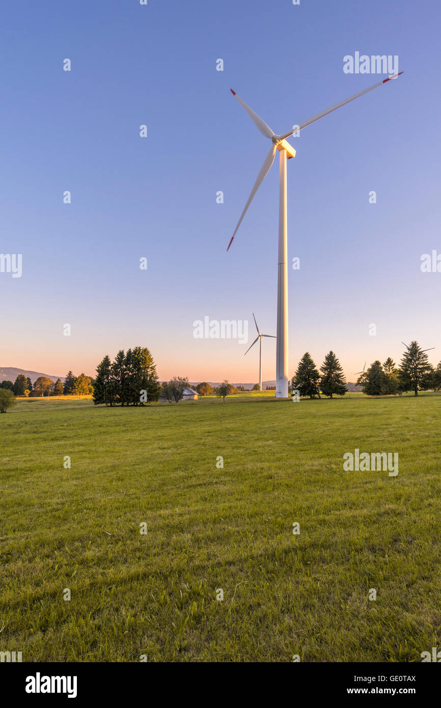 Windmühlen für ökologische und erneuerbare Energie Stromerzeugung Stockfoto