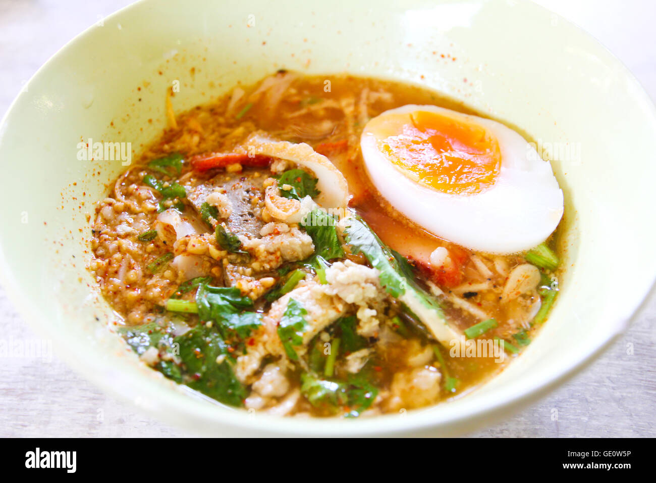 Thai-Stil pikante Nudeln mit Ei. Stockfoto