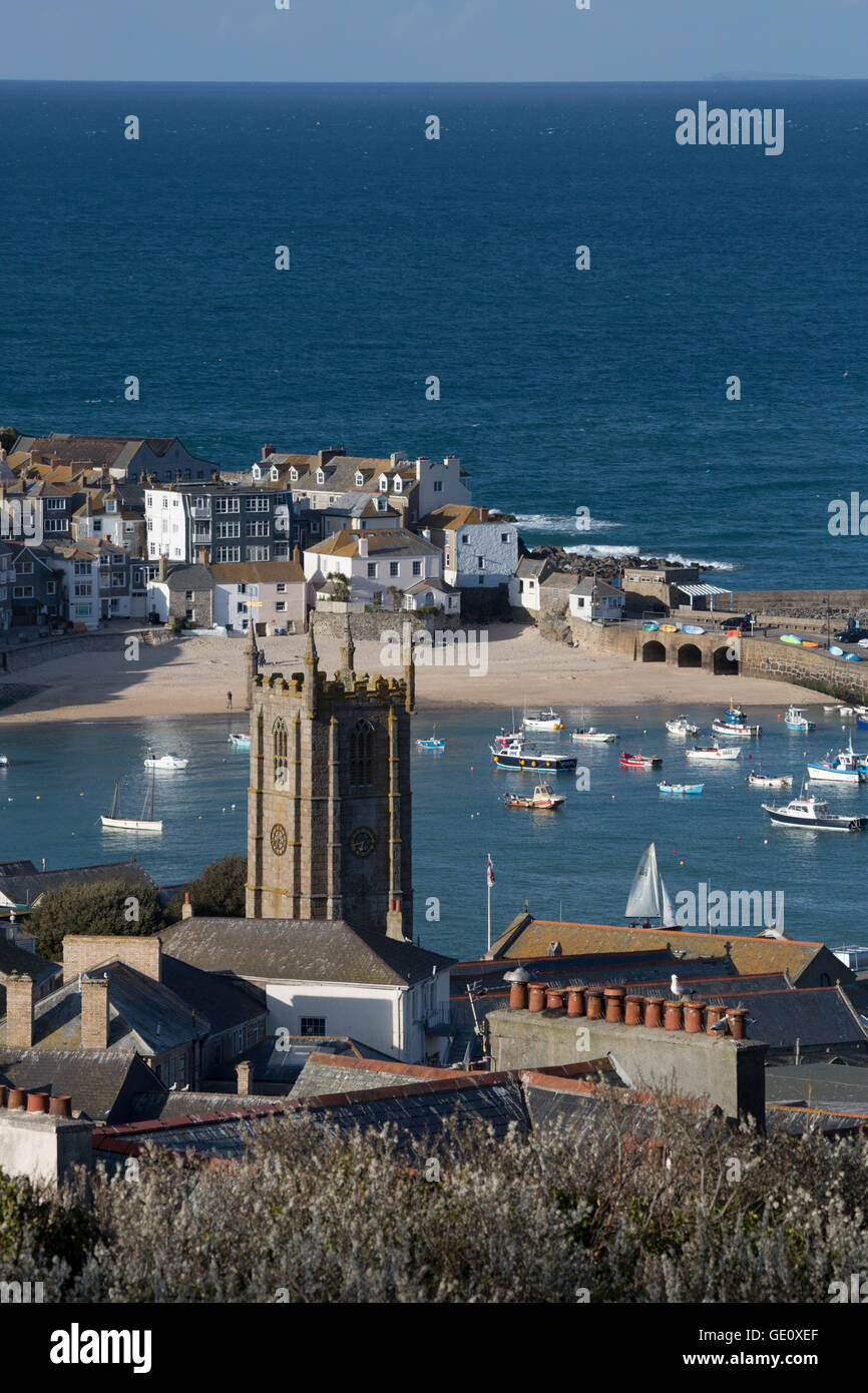 Blick auf Altstadt und Hafen mit St Ia Kirche, St. Ives, Cornwall, England, Vereinigtes Königreich, Europa Stockfoto