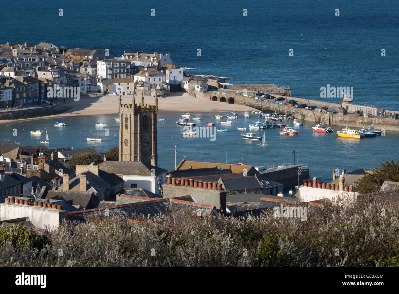 Blick auf Altstadt und Hafen mit St Ia Kirche, St. Ives, Cornwall, England, Vereinigtes Königreich, Europa Stockfoto
