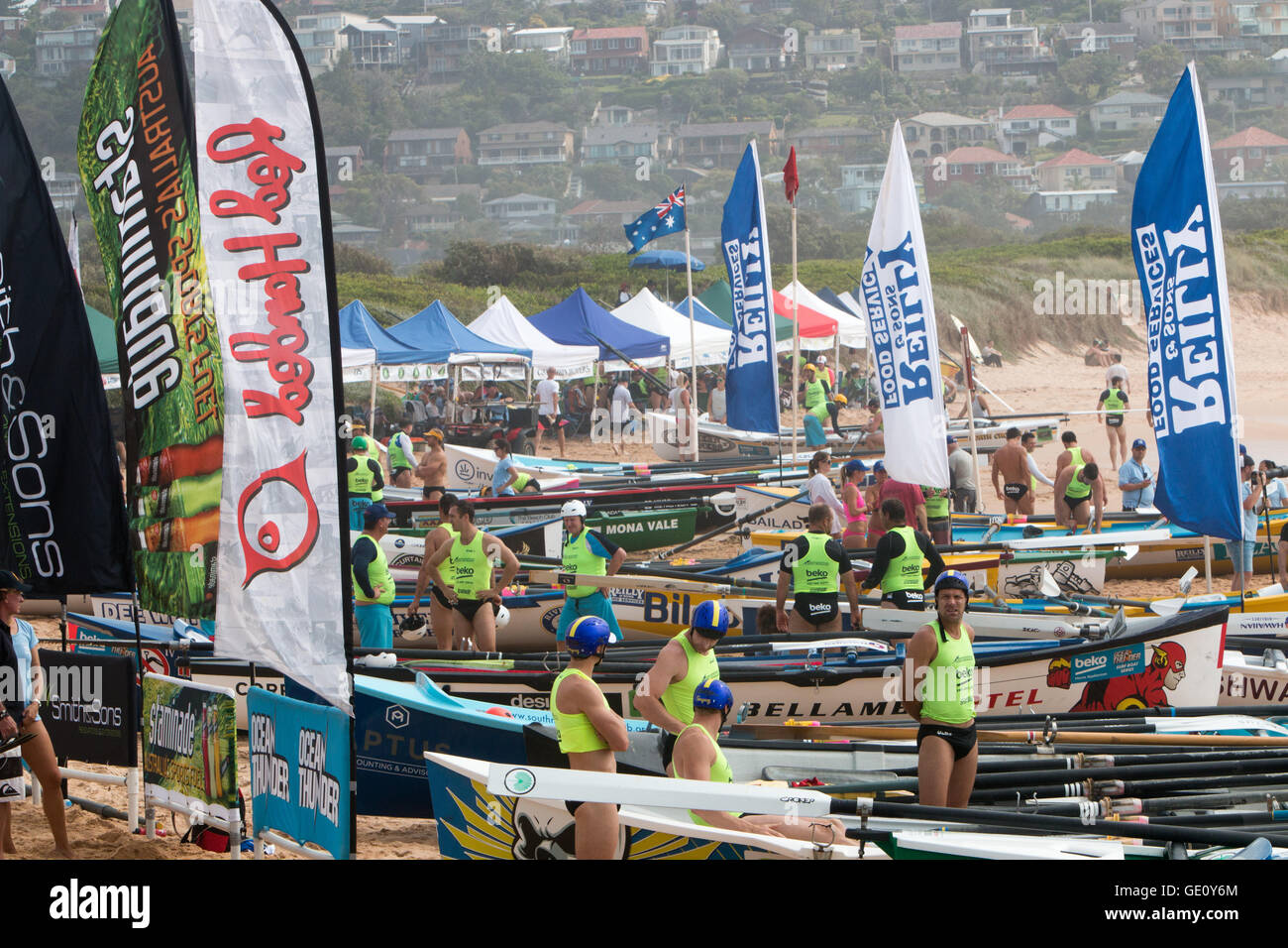 Traditionelle Surfbootrennen in der Ocean Thunder Surfboat Carnival-Serie am Dee Why Beach, Sydney, australien Stockfoto