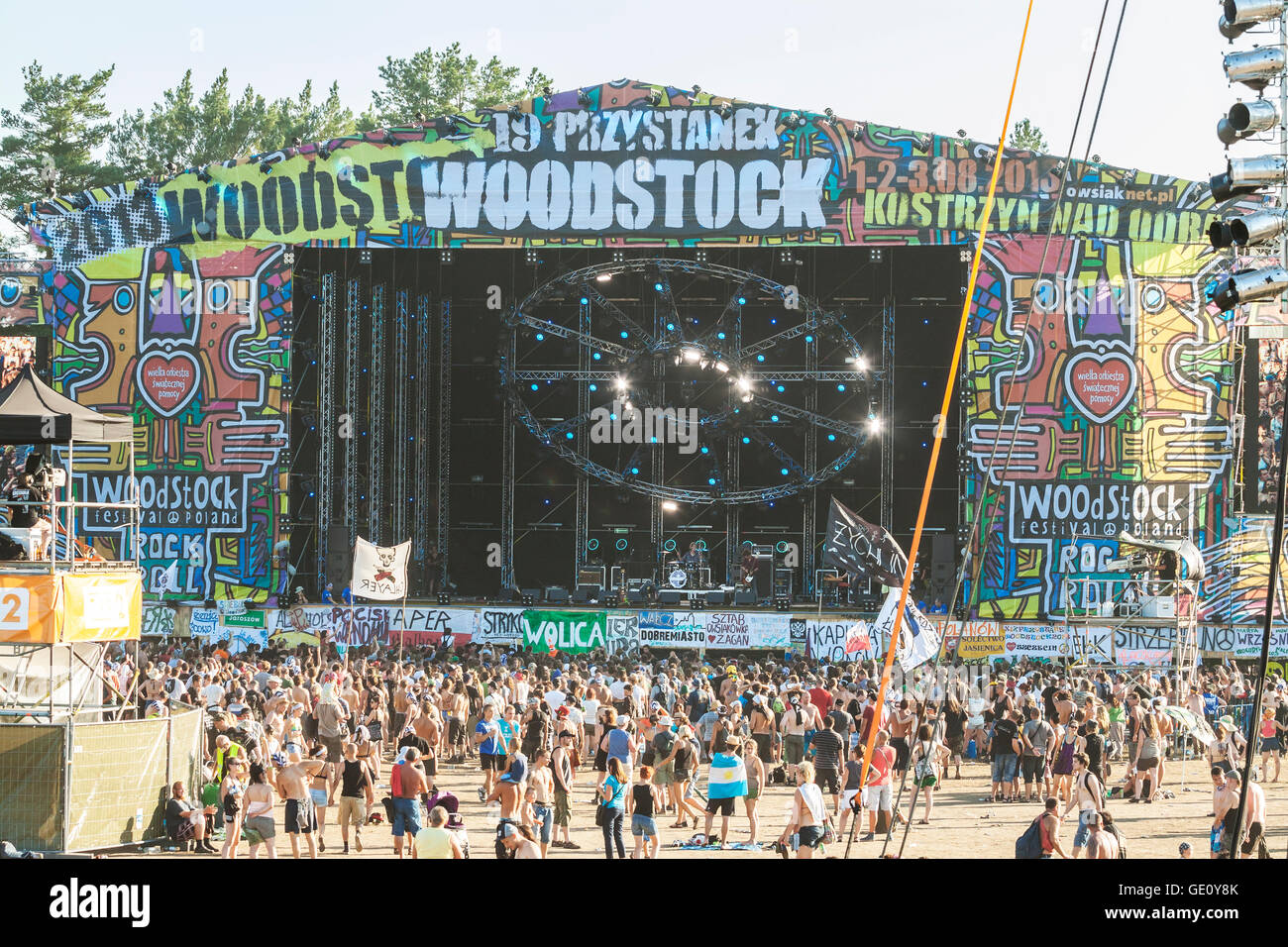 Menschen versammeln sich vor der Hauptbühne am the19th Przystanek Woodstock (Woodstock-Festival). Stockfoto