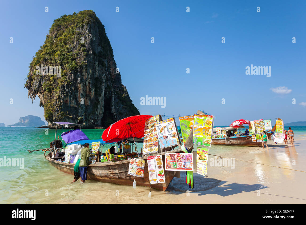 Railay, Thailand - 2. Januar 2015: Boot Garküchen am Railay Beach, einem der schönsten Strände in Thailand. Stockfoto