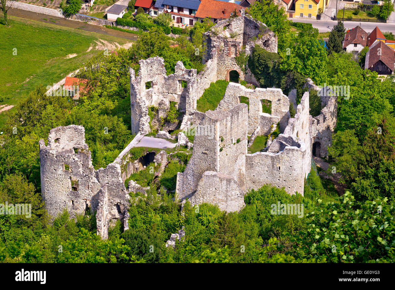 Samobor Festungsruinen und Landschaft Luftaufnahme, Nordkroatien Stockfoto