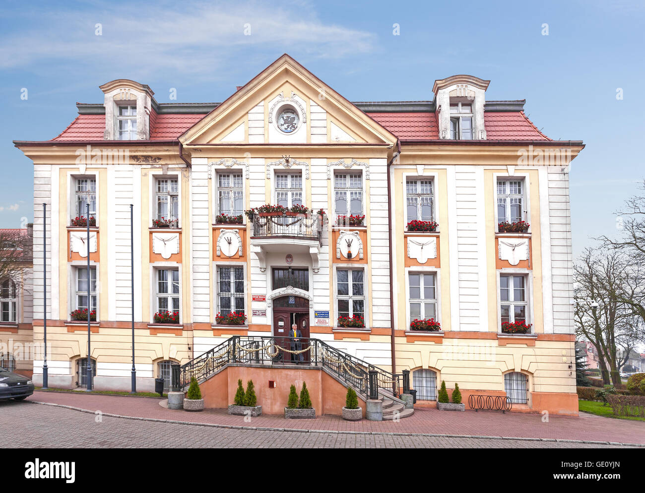Rathaus von Bialogard befindet sich im historischen Gebäude. Stockfoto