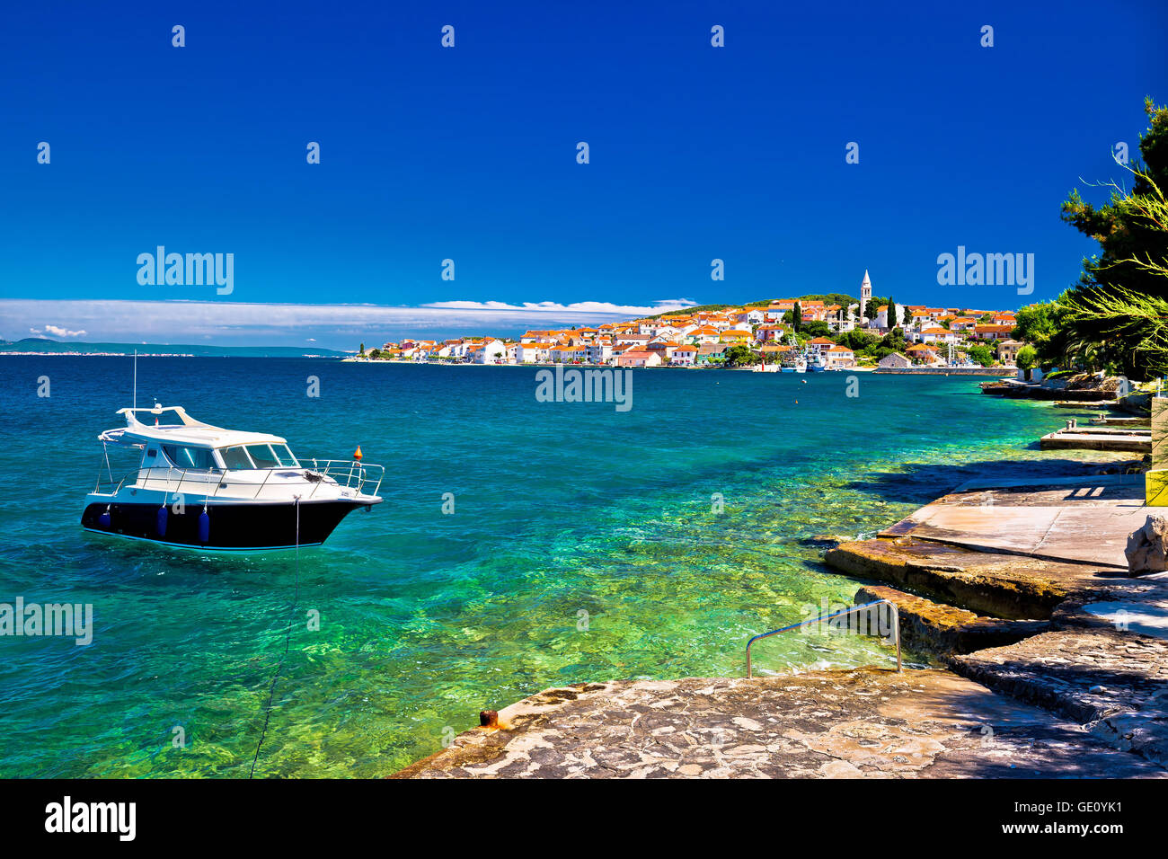 Kali-Strand und Boot am türkisblauen Meer, Insel Ugljan, Kroatien Stockfoto