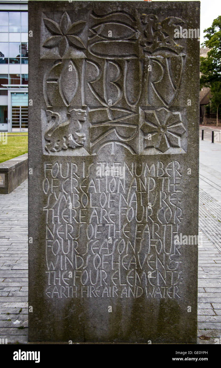 Ein Stein Monolith steht in Reading, UK in der Nähe der Forbury-Gärten Stockfoto
