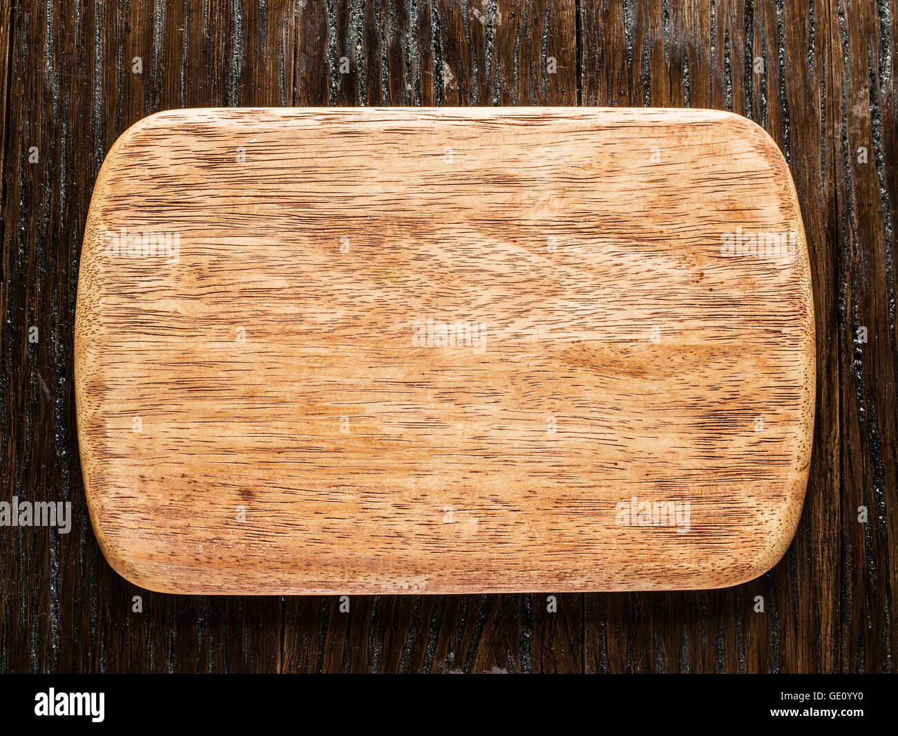 Leere Schneidebrett aus Holz auf dem Holztisch. Stockfoto