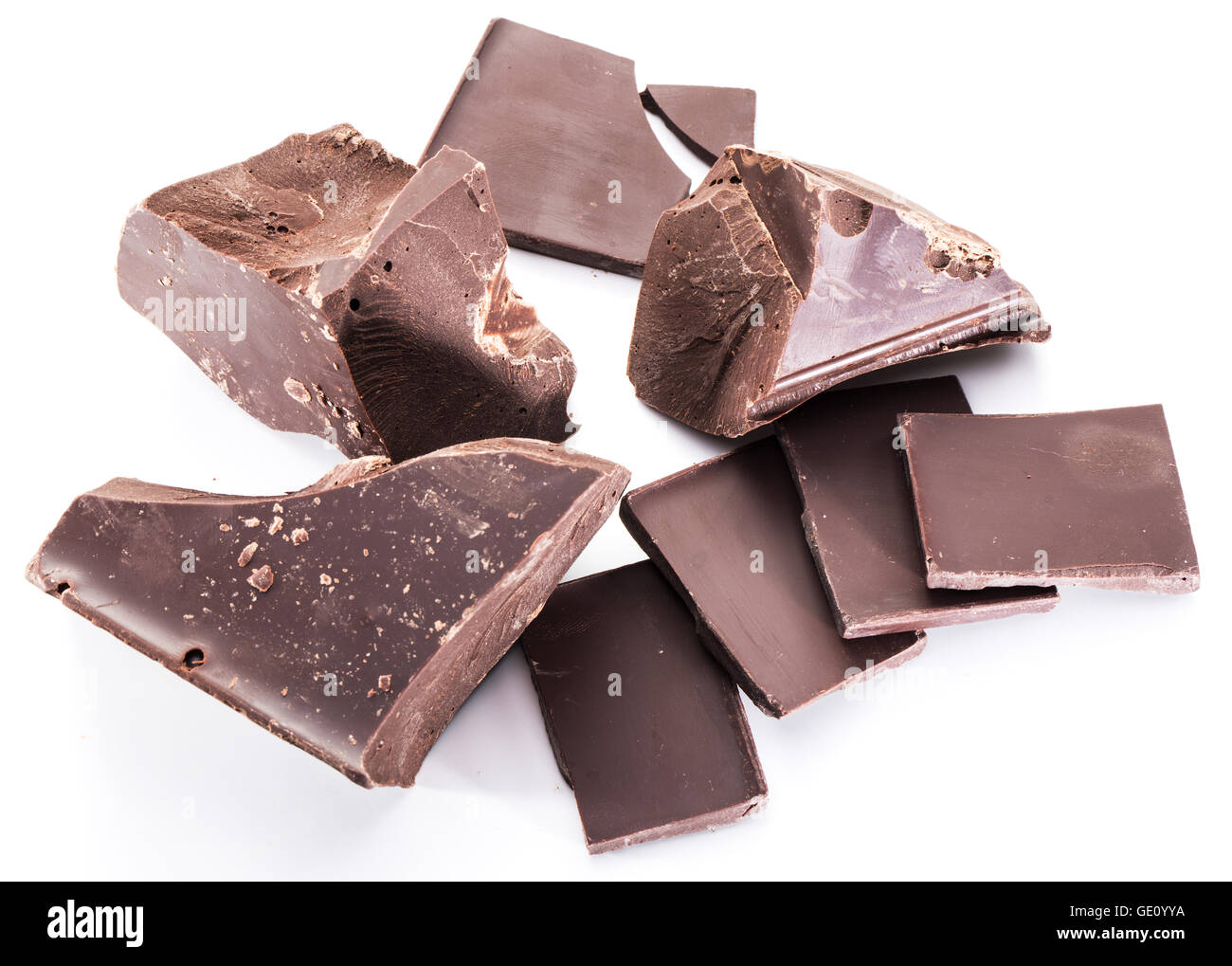 Schokolade Bausteine und Stücke von Schokolade auf einem weißen Hintergrund. Stockfoto