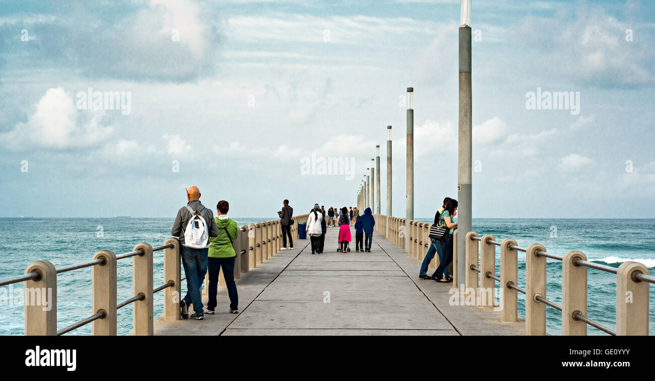 DURBAN, Südafrika - 17. August 2015: Menschen auf dem Pier in Durban North Beach Stockfoto