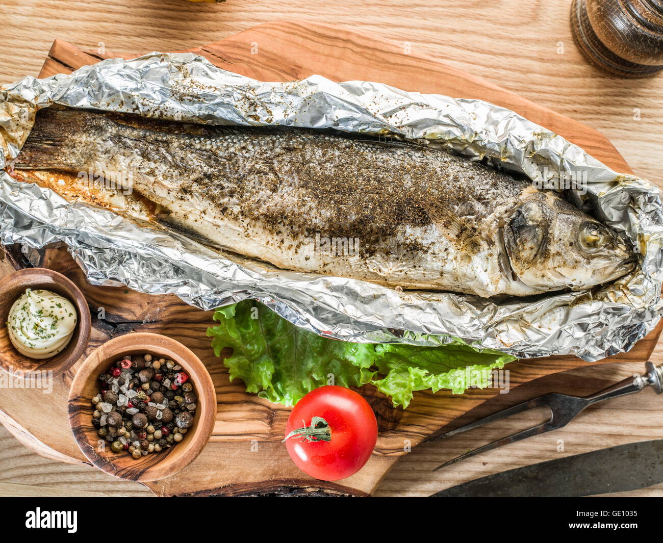 Gegrillter Wolfsbarsch Fisch auf dem Tablett aus Holz. Stockfoto