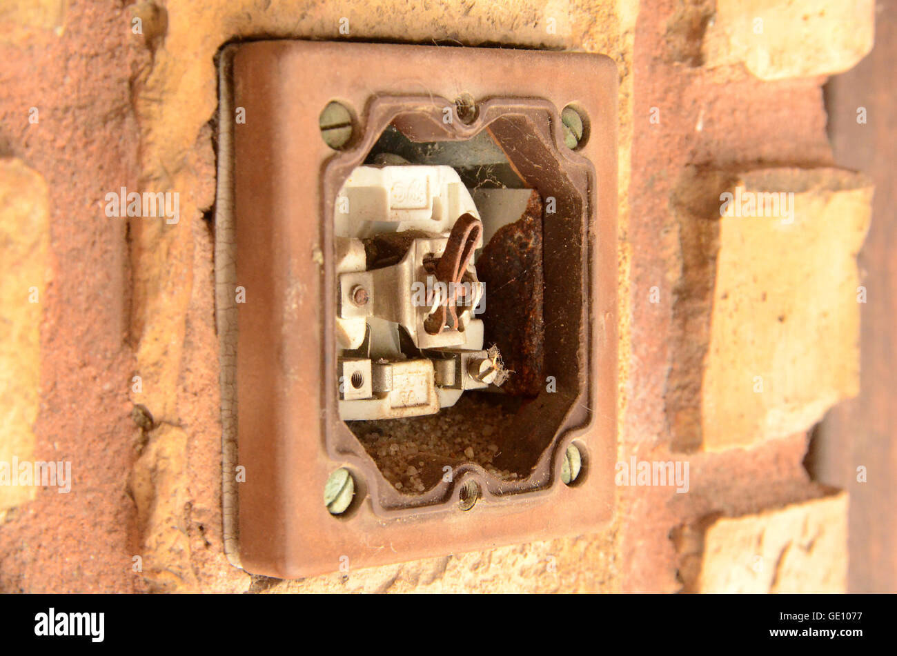 Defekte Lichtschalter, die zu Stromschlag führen wird. Dieser Schalter befindet sich auf einem Schulhof. Stockfoto