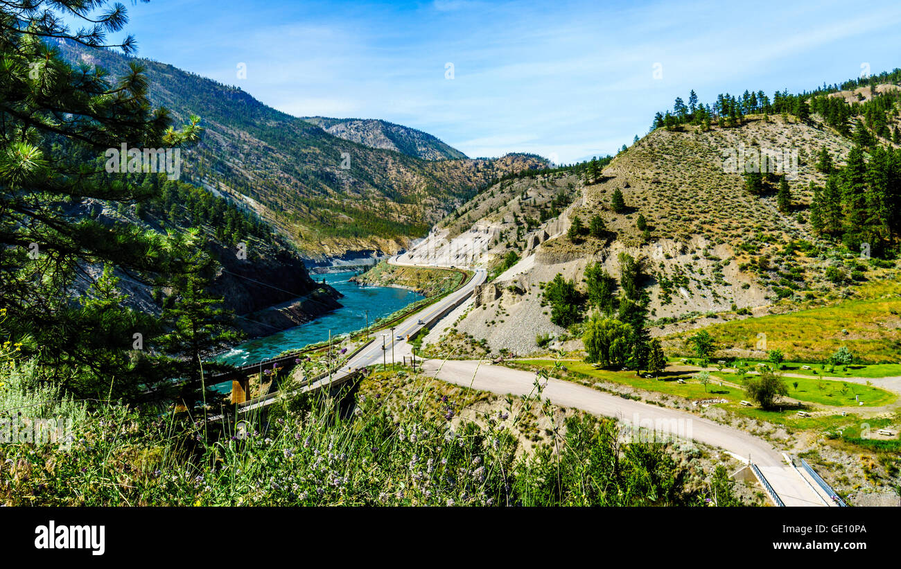 Die Eisenbahn und Trans Canada Highway folgen Sie den Thompson River durch die Schluchten der Coastal Mountains, in der Nähe von Nicomen fällt in Britisch-Kolumbien Stockfoto