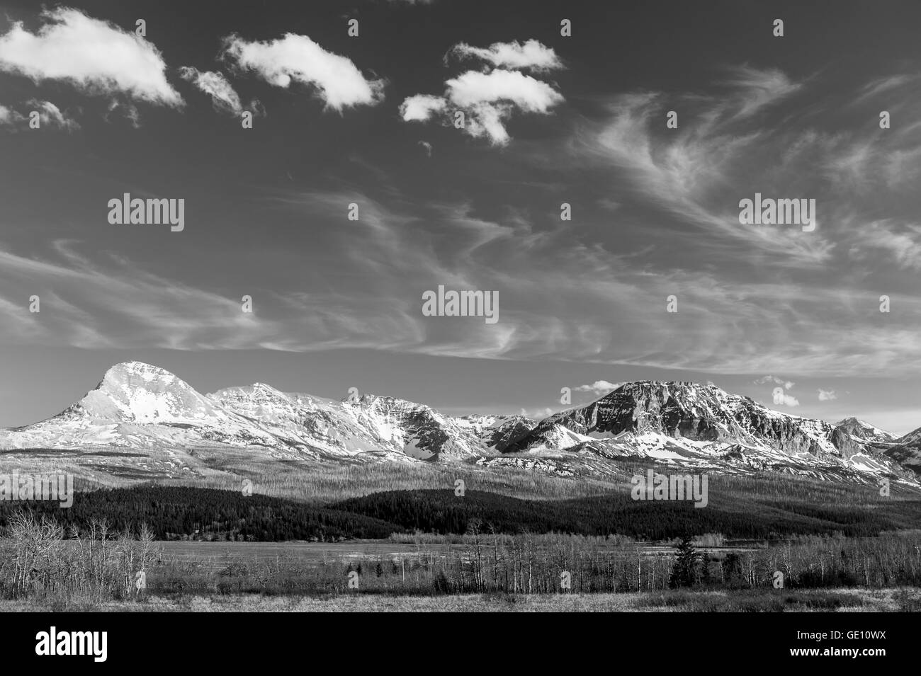 malerische Aussicht des Glacier National Park in schwarz und weiß, Montana, USA Stockfoto