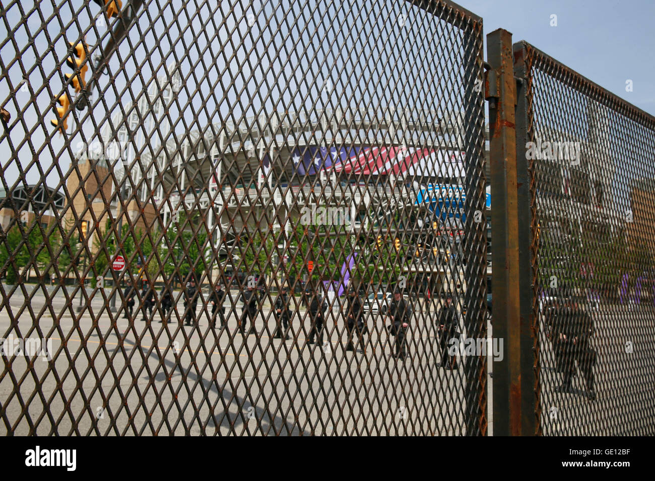 07212016 - Cleveland, Ohio, USA: Polizeilicher Bewachung der Perimeter rund um Quicken Loan Arena als Protestmarsch verläuft am Finaltag der Republican National Convention 2016 in der Innenstadt von Cleveland. (Jeremy Hogan) Stockfoto