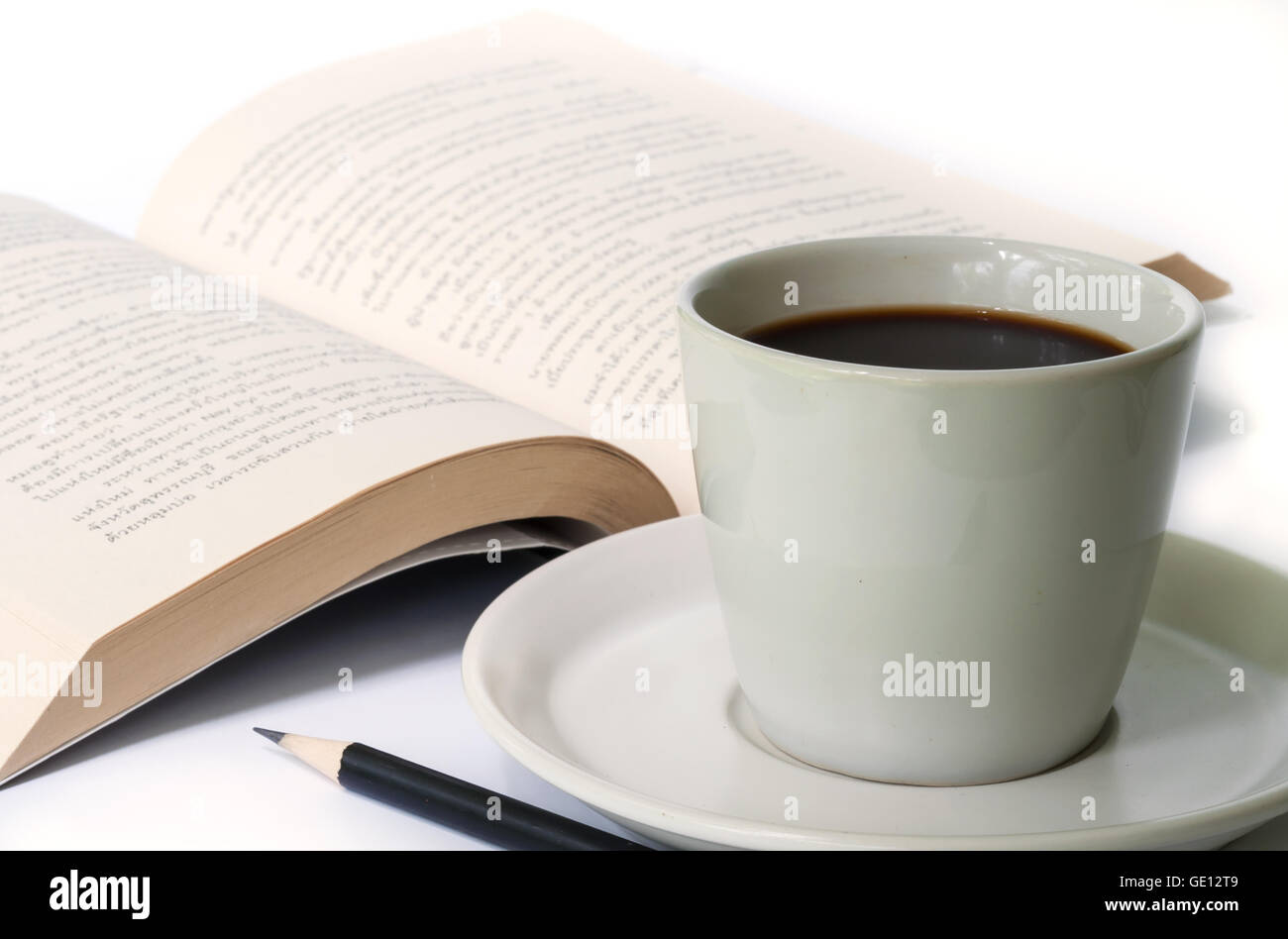 Tasse Kaffee mit Bleistift und einem Buch. Stockfoto