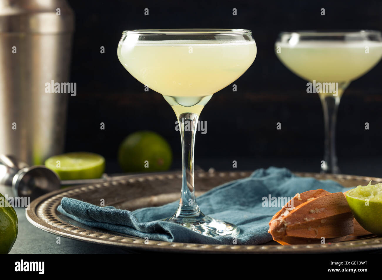 Alkoholische Kalk und Gin Gimlet mit Garnierung Stockfoto