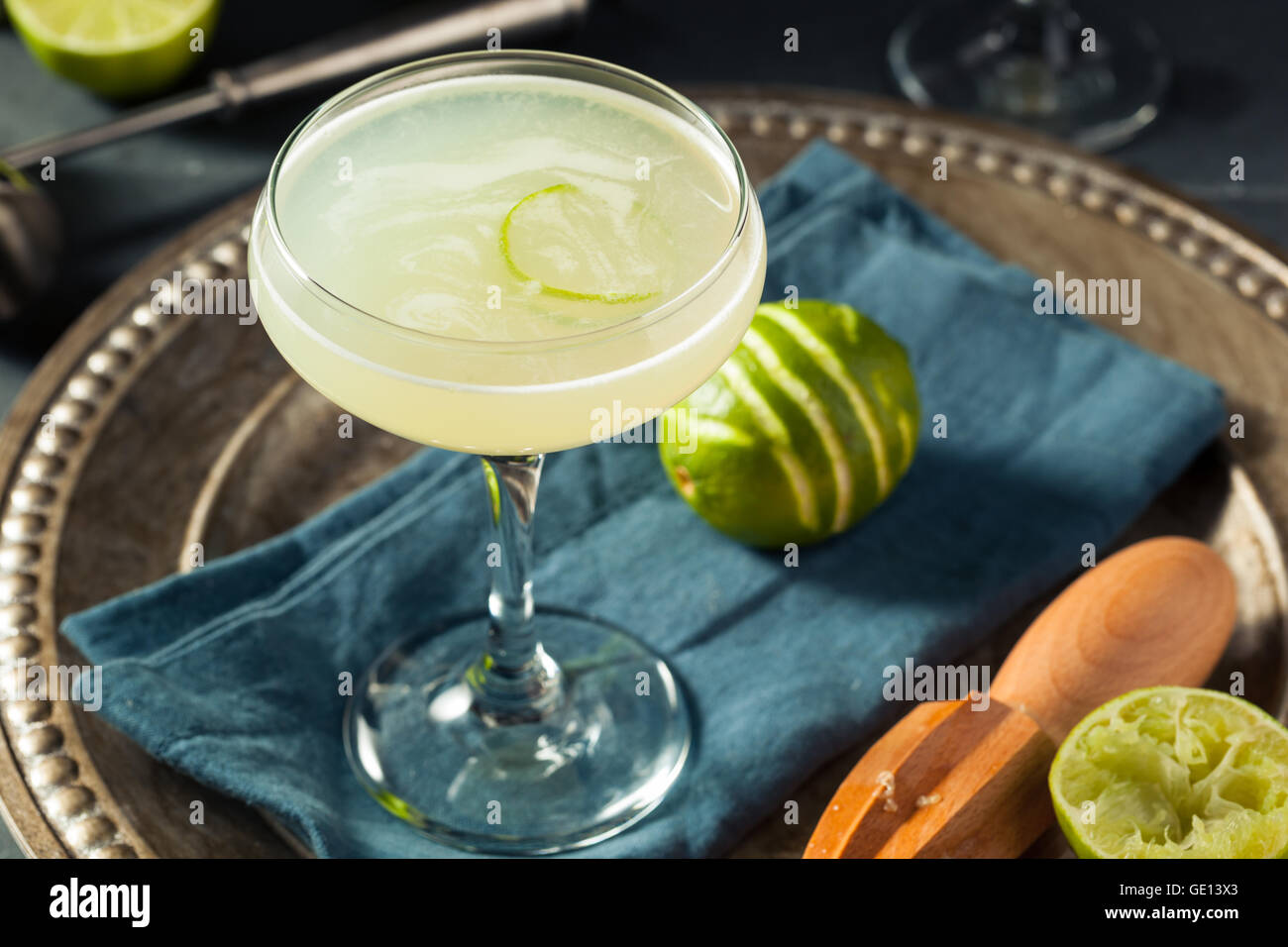 Alkoholische Kalk und Gin Gimlet mit Garnierung Stockfoto