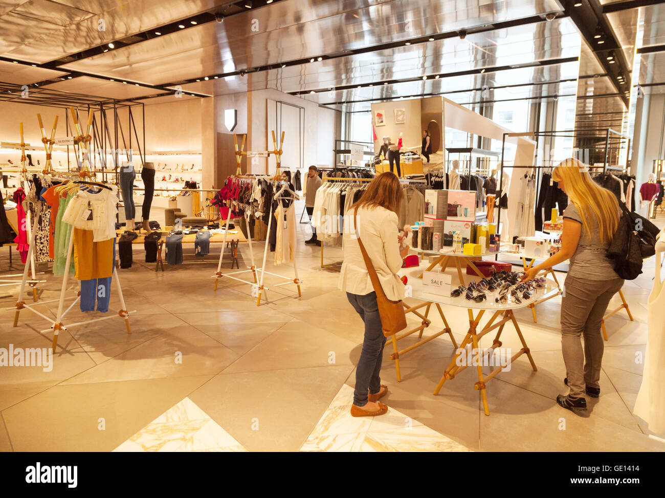 Menschen Sie einkaufen, Interieur, Kaufhaus Harvey Nichols, Birmingham UK Stockfoto