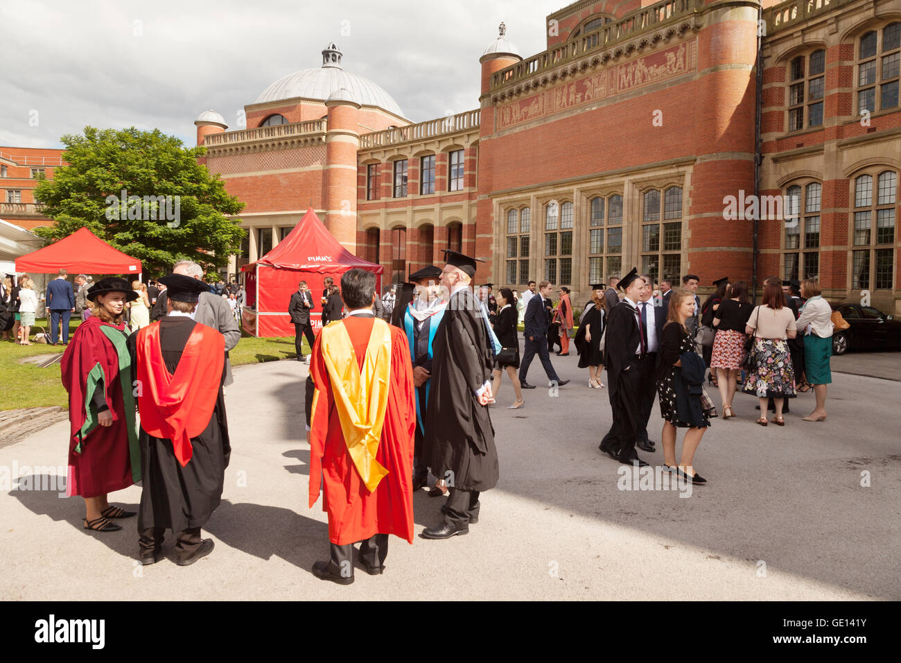 Absolventinnen und Absolventen an der Universität Birmingham Abschlusstag Birmingham England UK Stockfoto