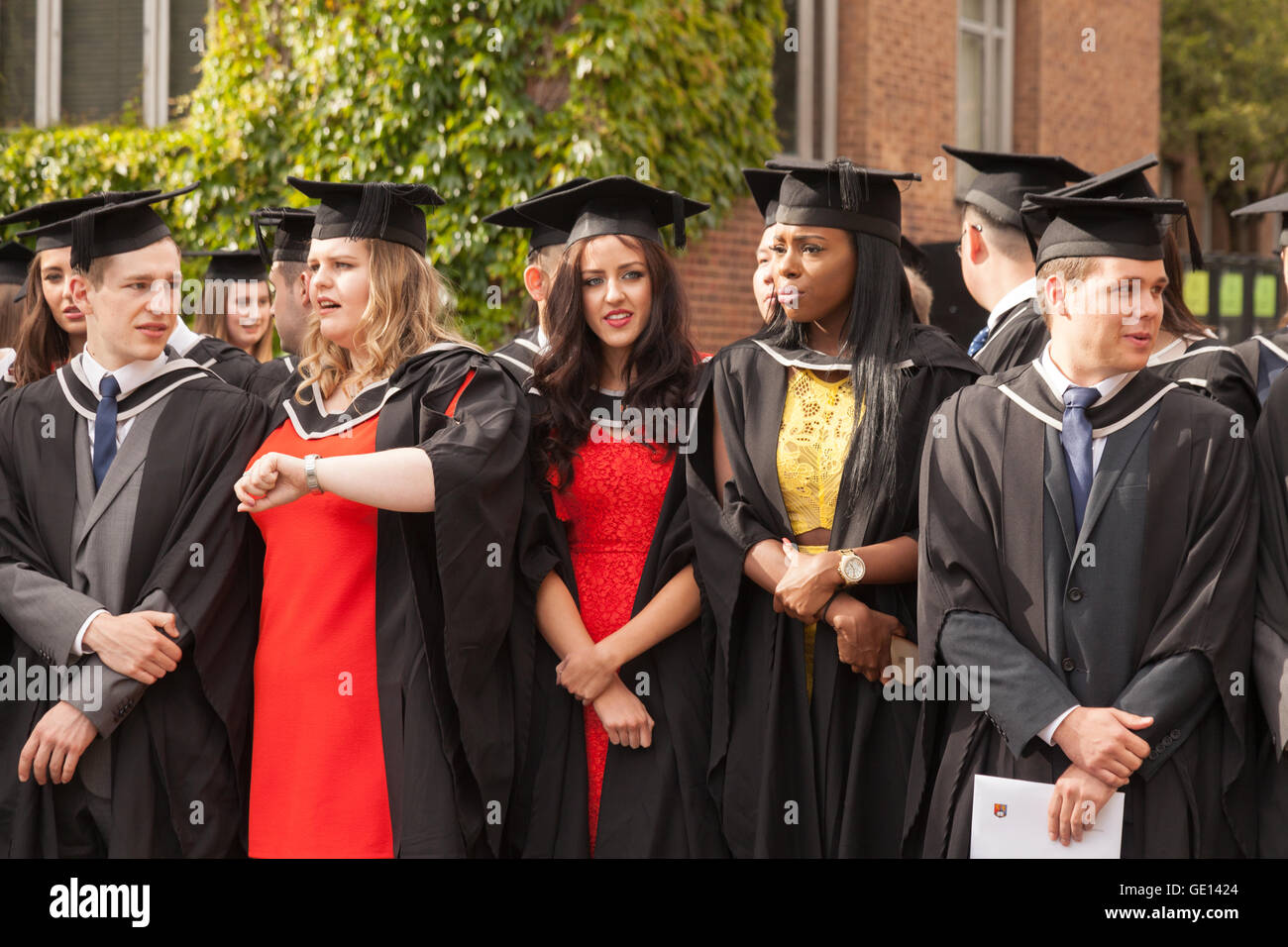 Absolventen UK; Männliche und weibliche Absolventen an ihrer Abschlussfeier, Universität Birmingham, Edgbaston, Birmingham, Großbritannien Stockfoto