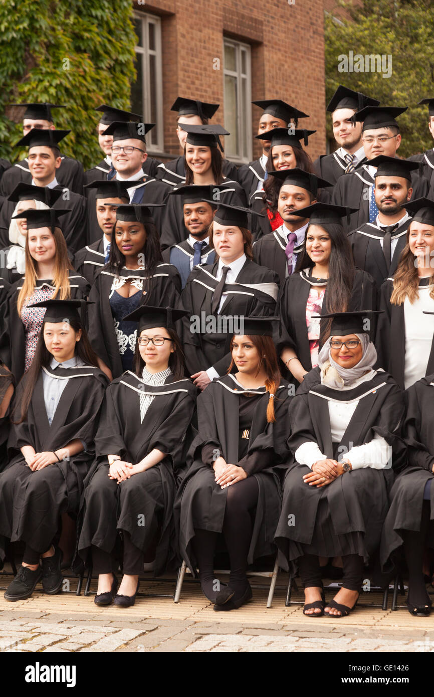 Absolventen aus vielen verschiedenen Kulturen, die seinem Abschluss an der University of Birmingham, Birmingham UK - Konzept - multikulturelles Großbritannien Stockfoto