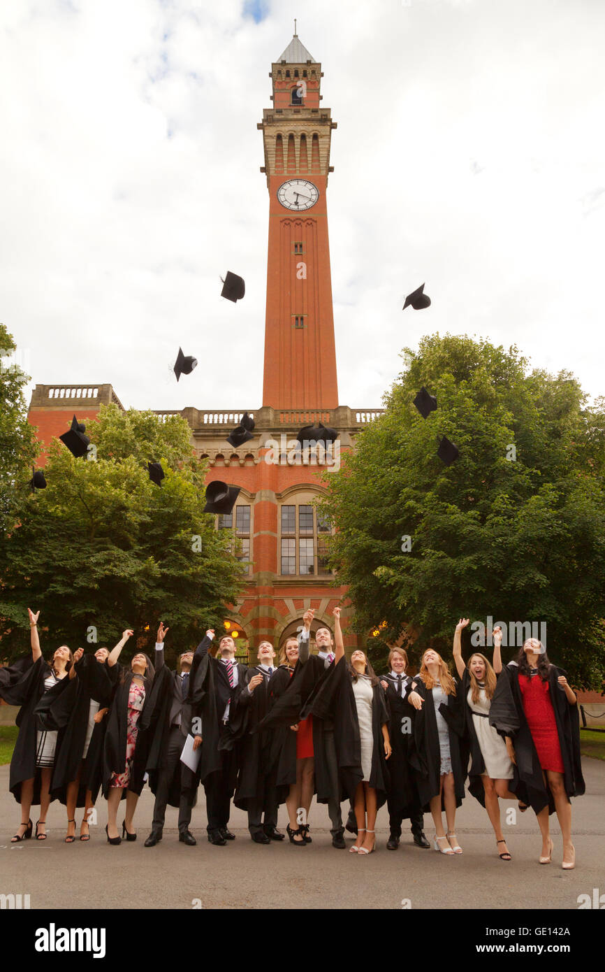 Universität Birmingham Absolventen feiern Graduation Days durch das werfen Graduierung Hüte in die Luft vor Old Joe, UK Stockfoto