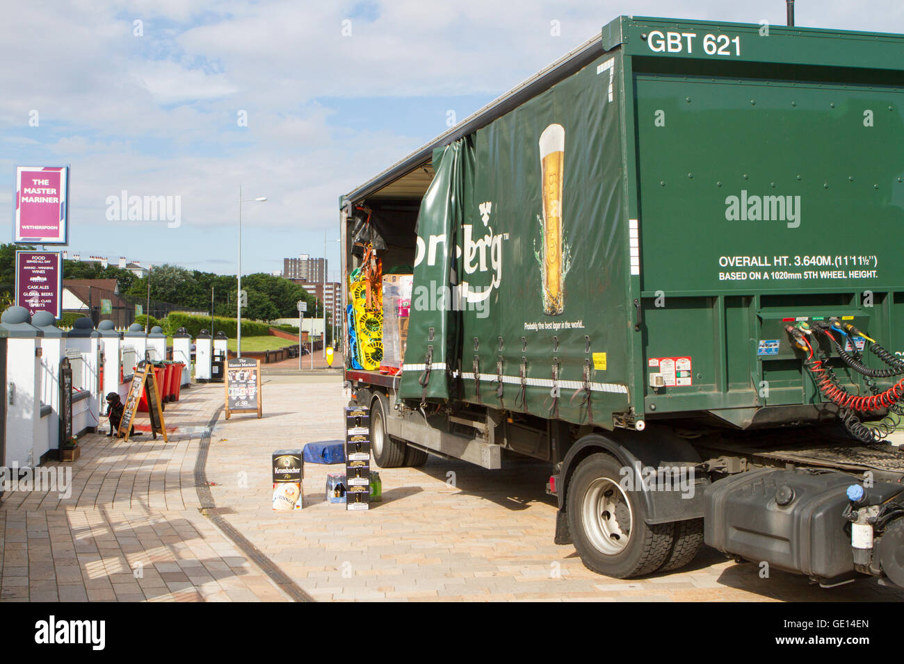 Carlsberg LKW liefern heißes Wetter liefert in New Brighton, Wallasey, Merseyside, Großbritannien Stockfoto