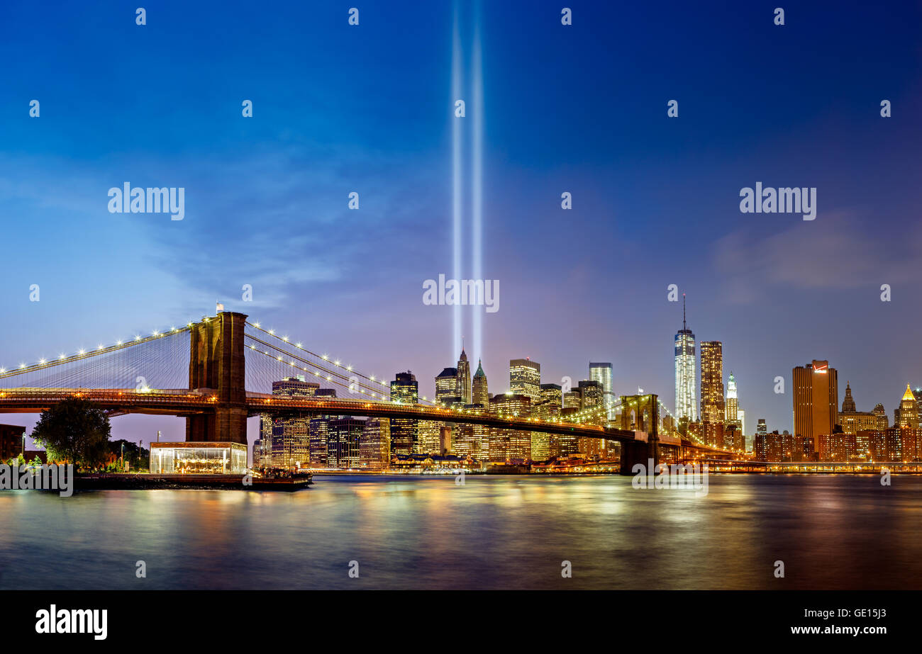 Tribute in Light, 11.September gedenken, mit der Brooklyn Bridge und Manhattan Wolkenkratzer, New York City Stockfoto