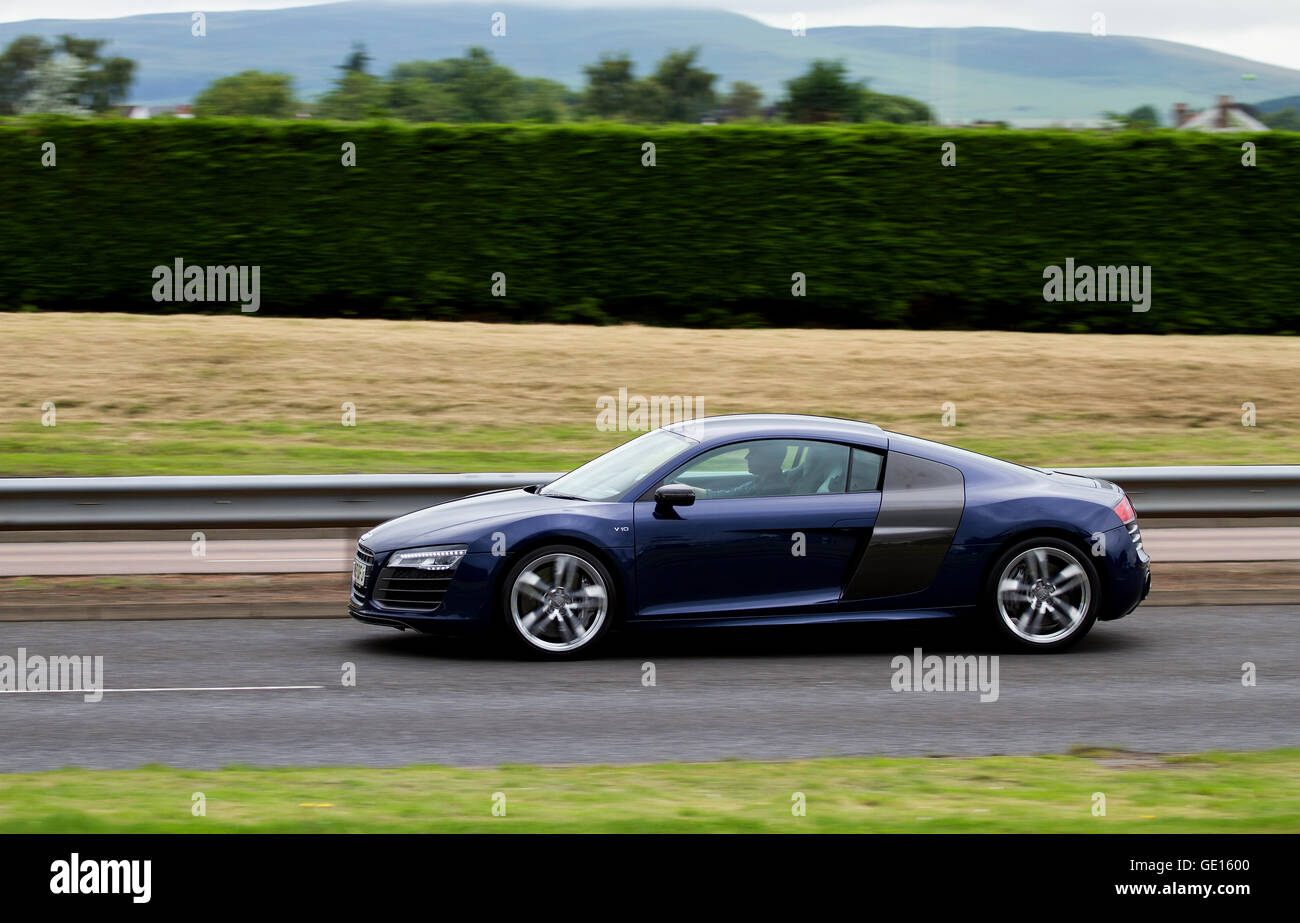 Ein dunkles Blau Audi R8 V10 Plus Coupé Reisen entlang der Kingsway Schnellstraße in Dundee, Großbritannien Stockfoto