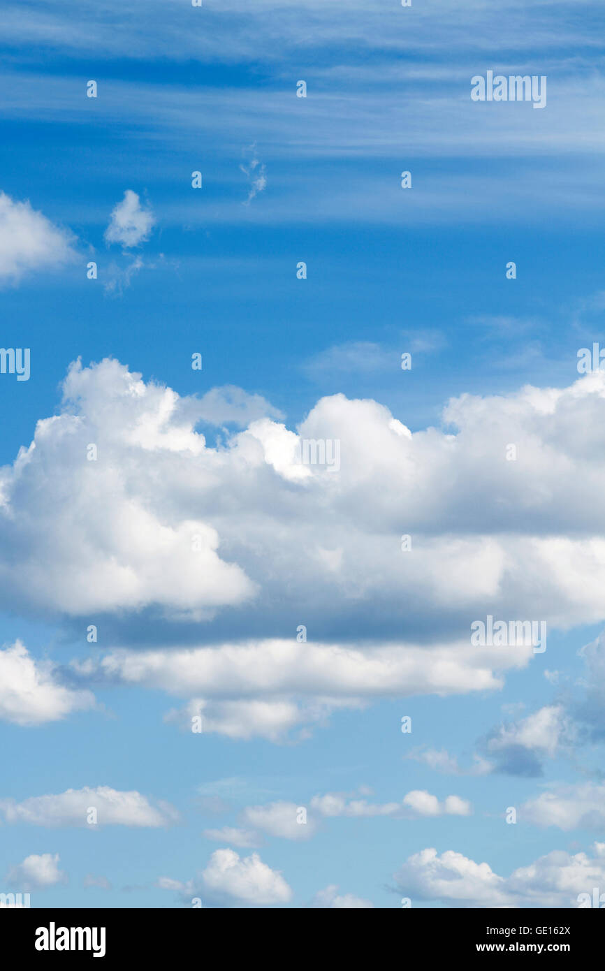 Flauschige weiße Wolken im Himmel Stockfoto