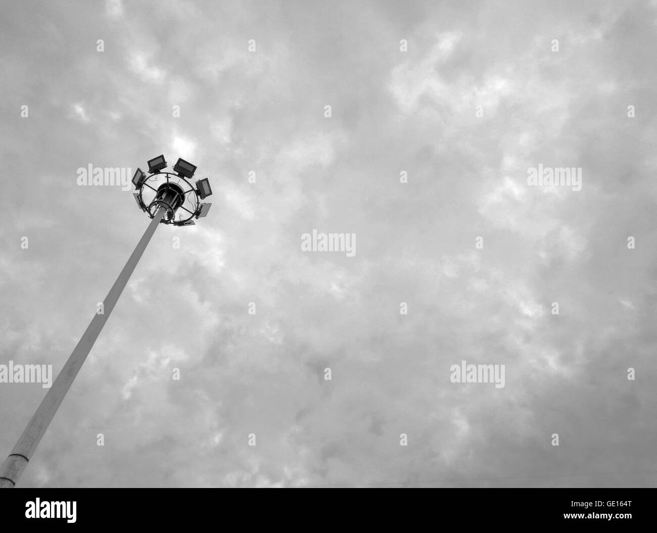 Spotlight-Säule am bewölkten Himmel am Morgen - Stil Monochrom Stockfoto