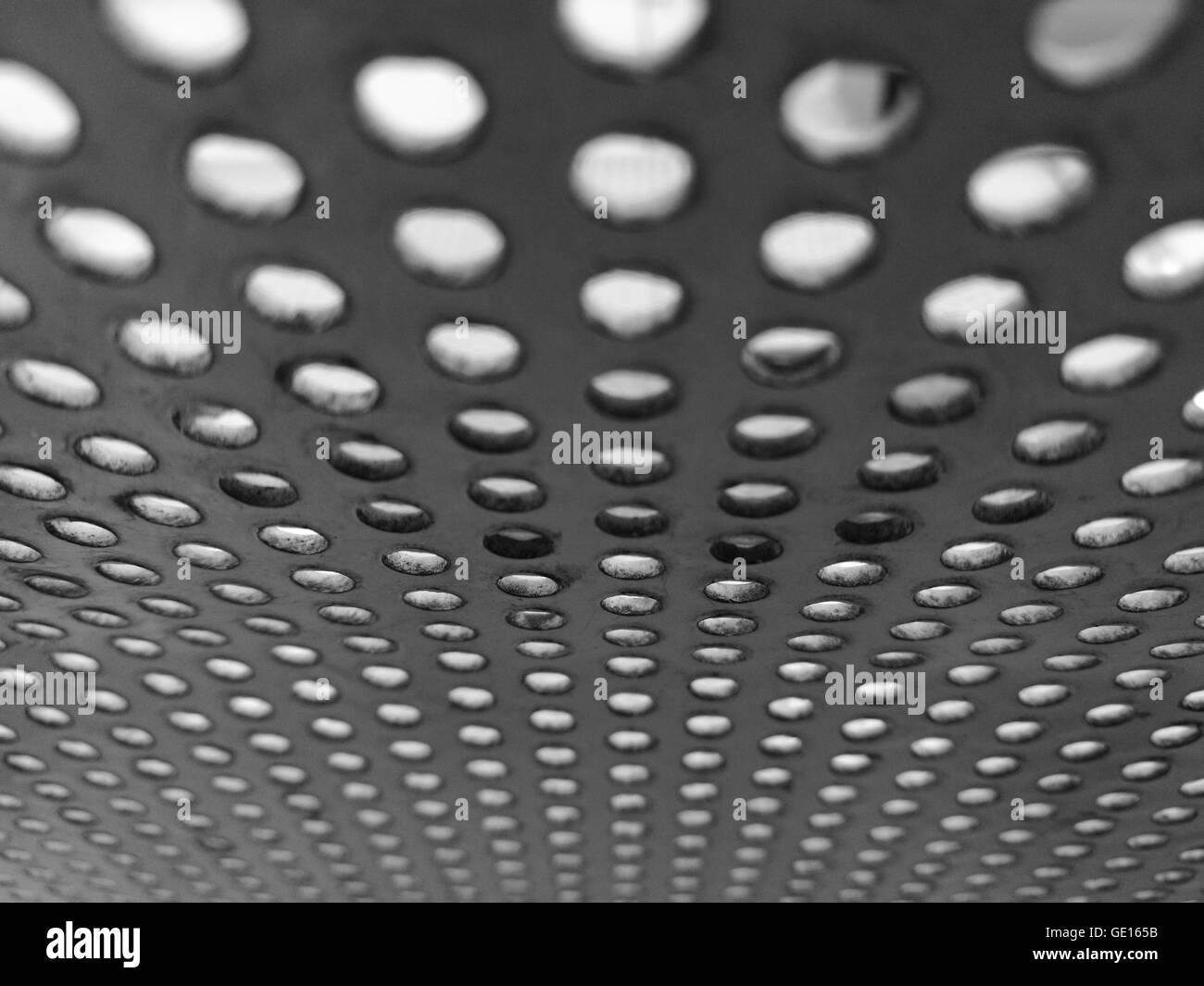 Metall/Hintergrundtextur mit Kreis Loch in Monochrom mit selektiven Fokus Stockfoto