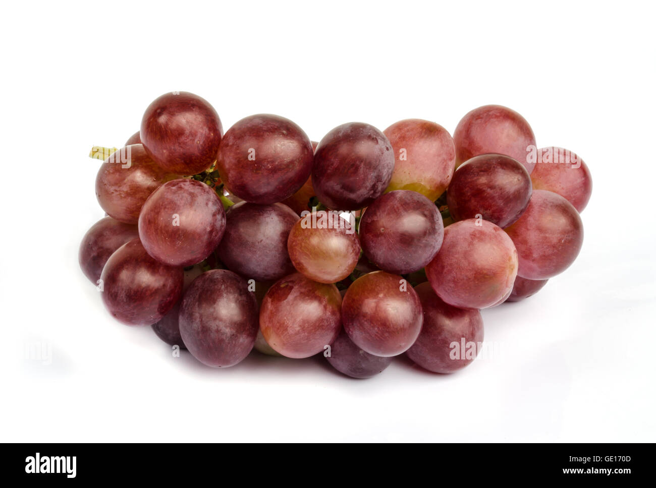 Frische rote Trauben isoliert auf weißem Backgroung. Stockfoto