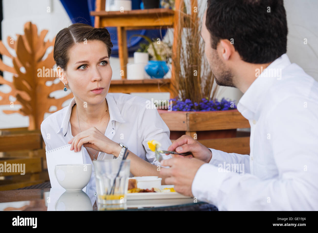 Erfolgreicher Manager, Business-Lunch mit Kollegen sitzen und geben Anweisungen an Ihr Stockfoto