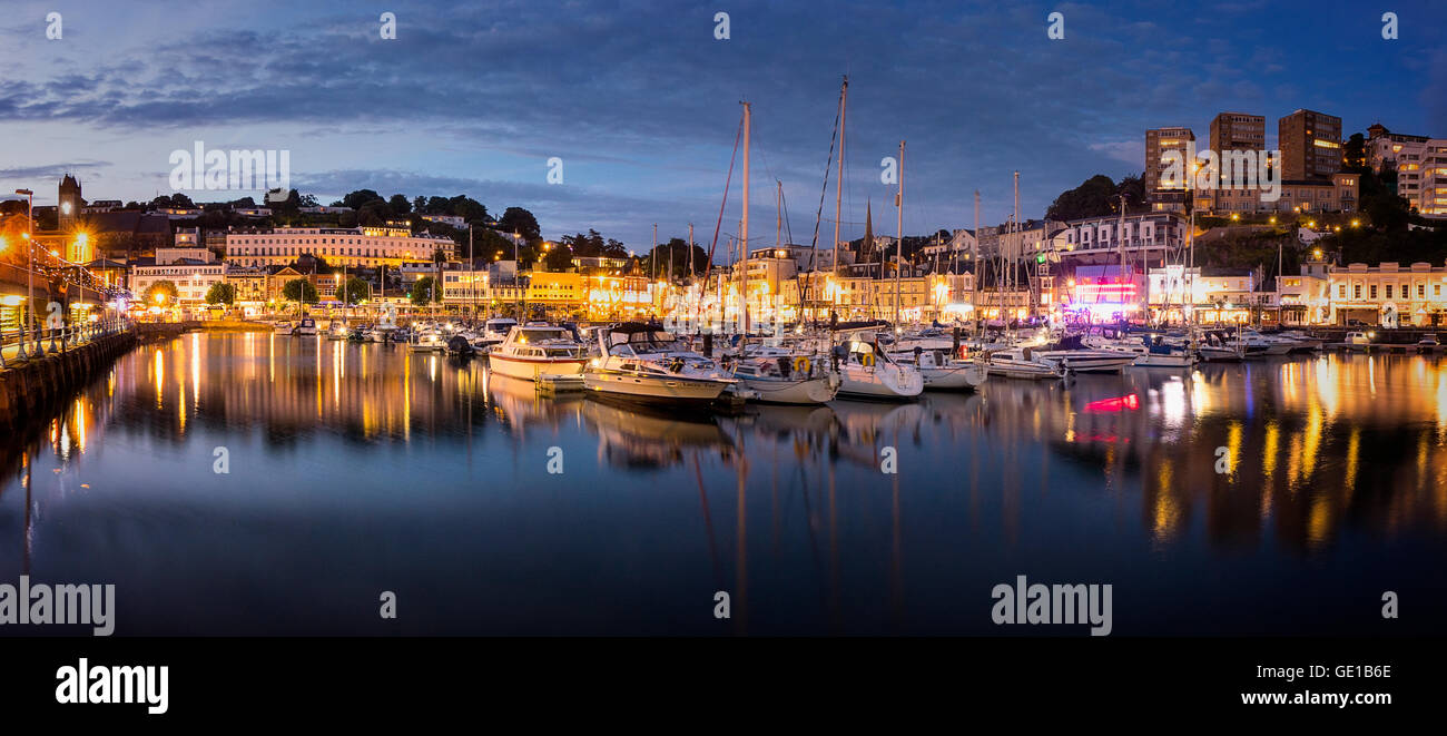 GB - DEVON: Torquay Harbour und Stadt bei Nacht von Edmund Nagele FRPS Stockfoto