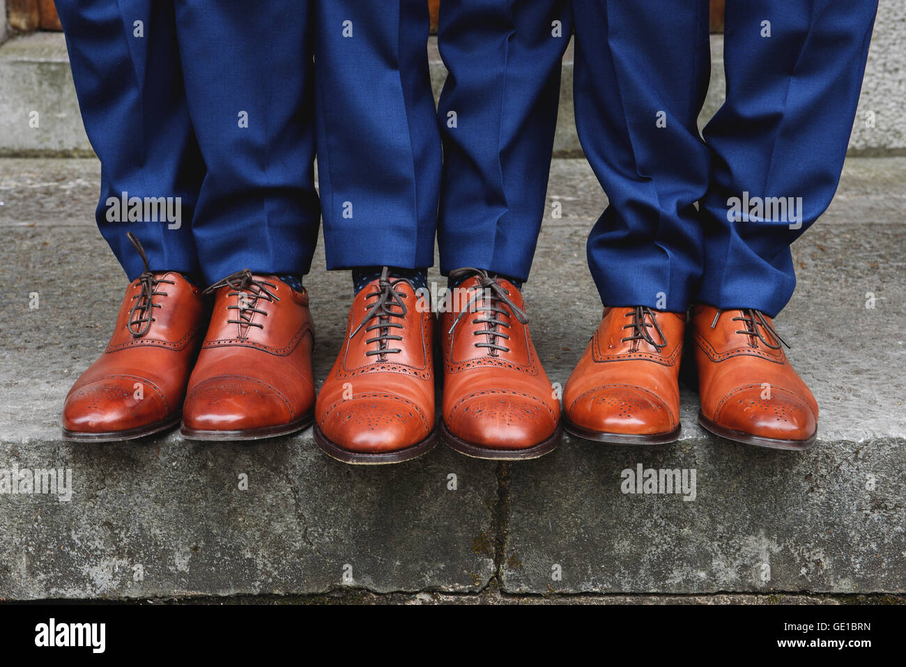 Drei Männer tragen Halbschuhe Stockfoto