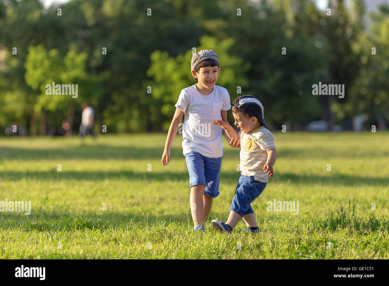 Zwei Jungen spielen im park Stockfoto