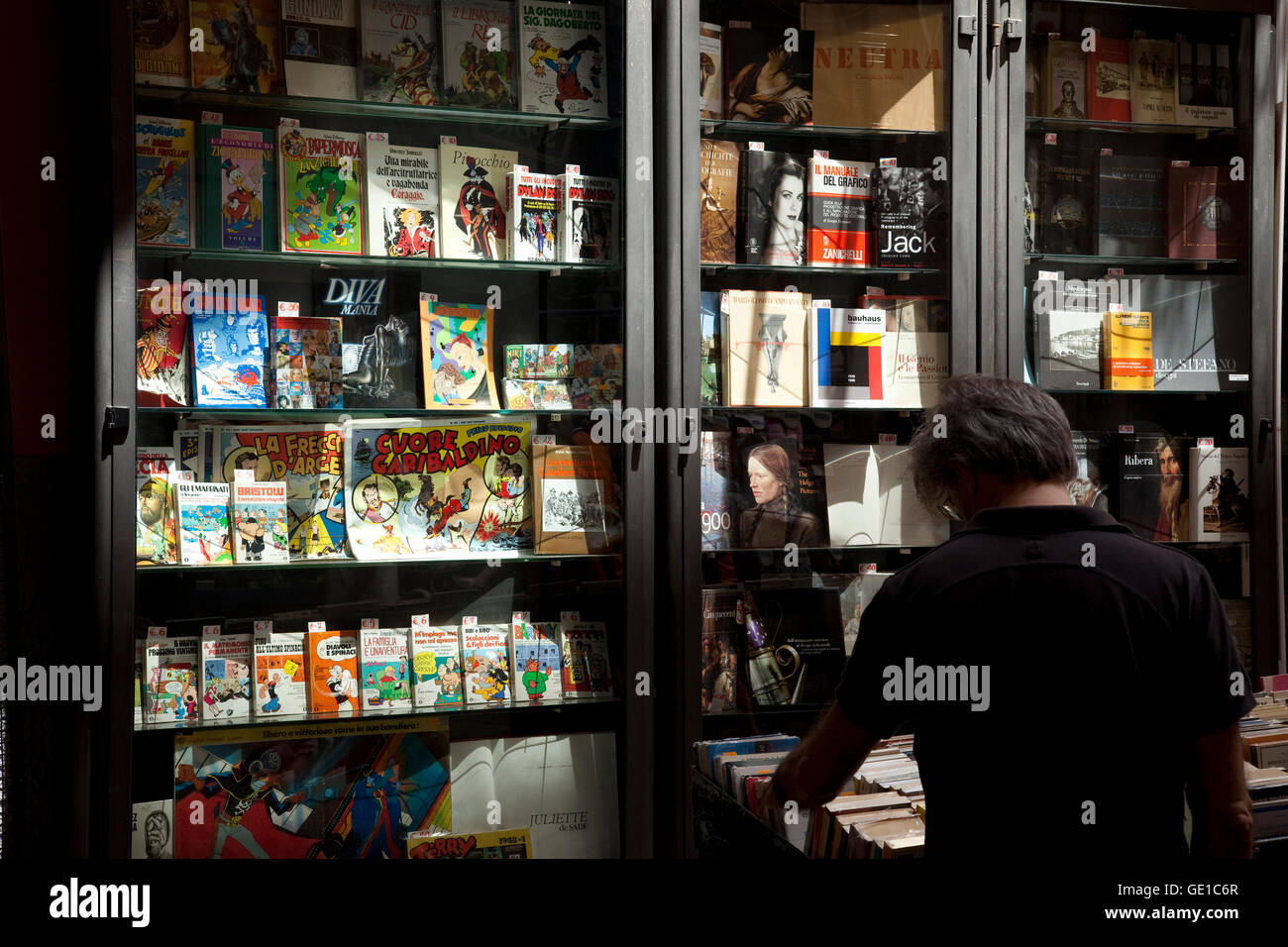 Ein Mann blättert durch Bücher in einem Buch stand in Neapel, Italien. Stockfoto
