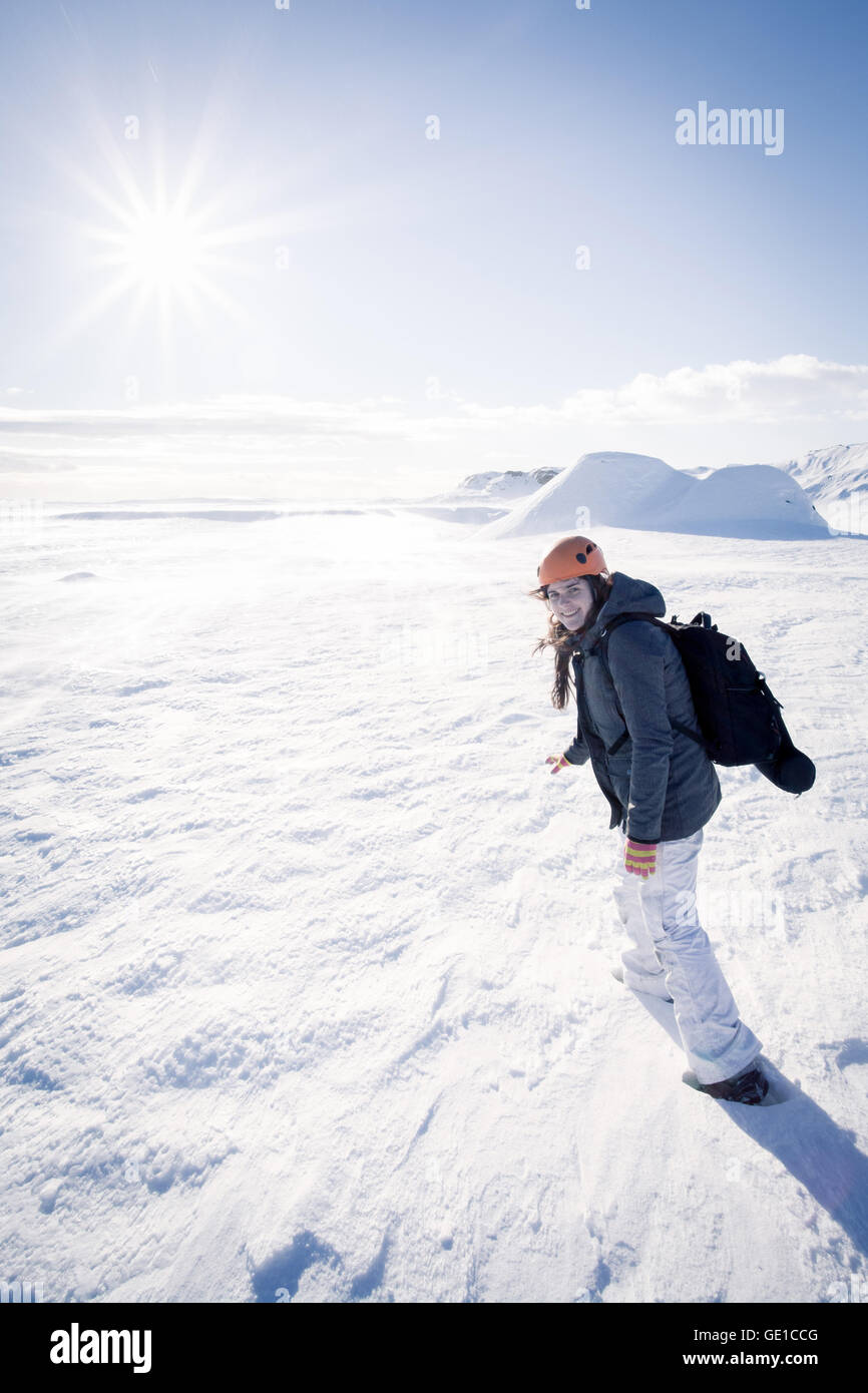 Frau Wandern durch gefrorene Winterlandschaft, Island Stockfoto