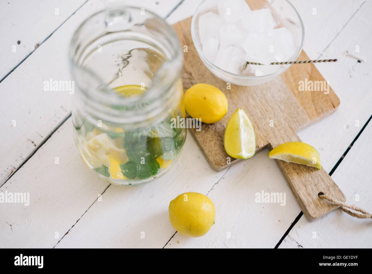 Krug und hacken Glastafel mit frischer Zitrone, Limette, Minze und Eis-Würfel Stockfoto