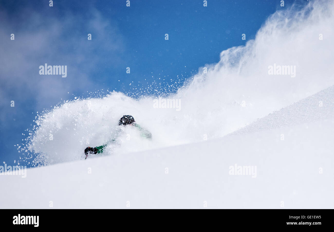 Mann Tiefschneefahren, Alpen, Gastein, Österreich Stockfoto