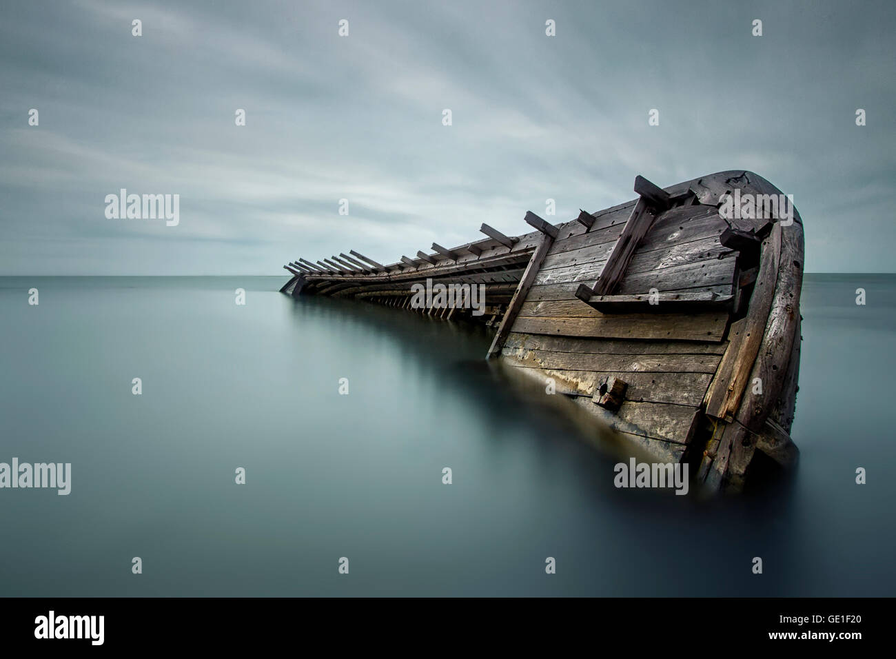 Schiffbrüchigen Boot im Meer Stockfoto