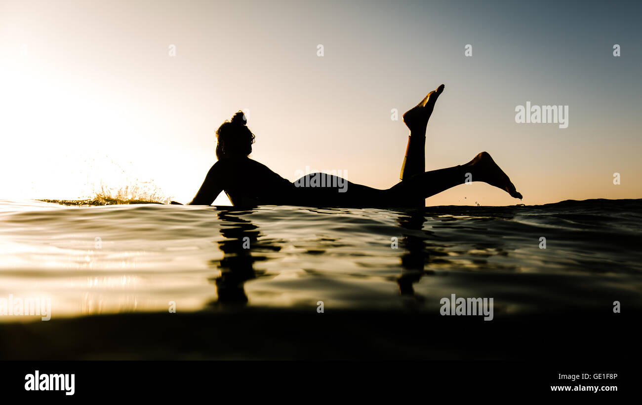 Silhouette der Frau auf dem Surfbrett, Malibu, Kalifornien, USA Stockfoto