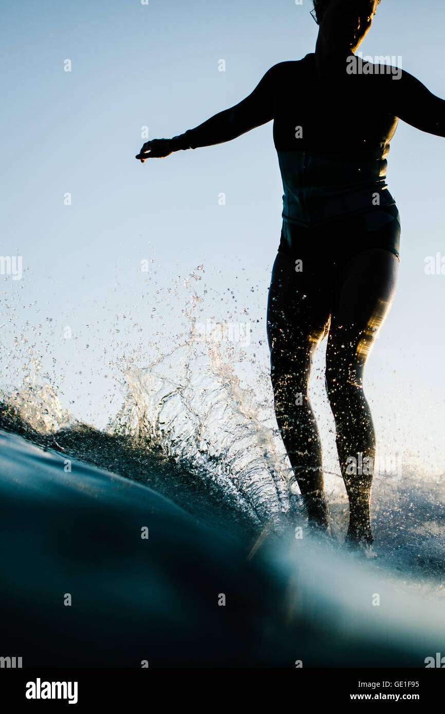 Nahaufnahme von Frauen beim Surfen, Malibu, Kalifornien, USA Stockfoto