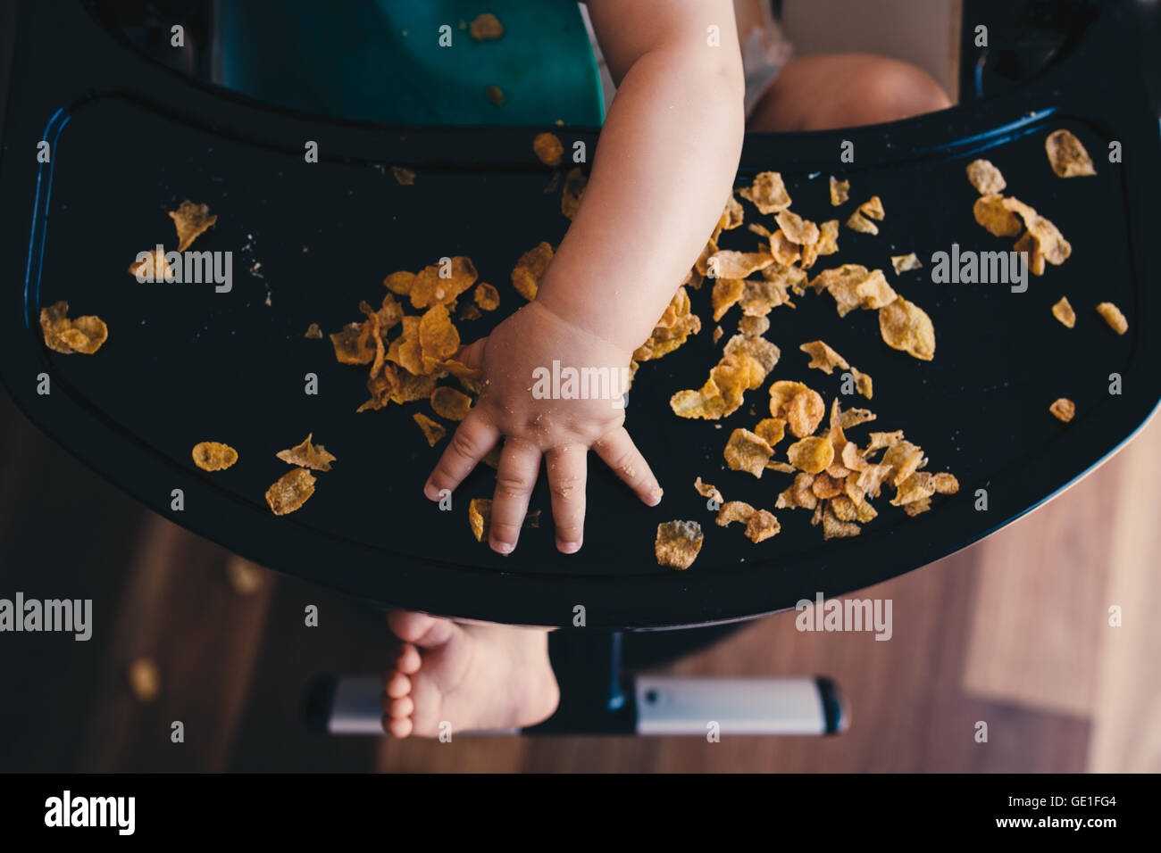 Nahaufnahme eines Babys ein Chaos beim Frühstück Stockfoto