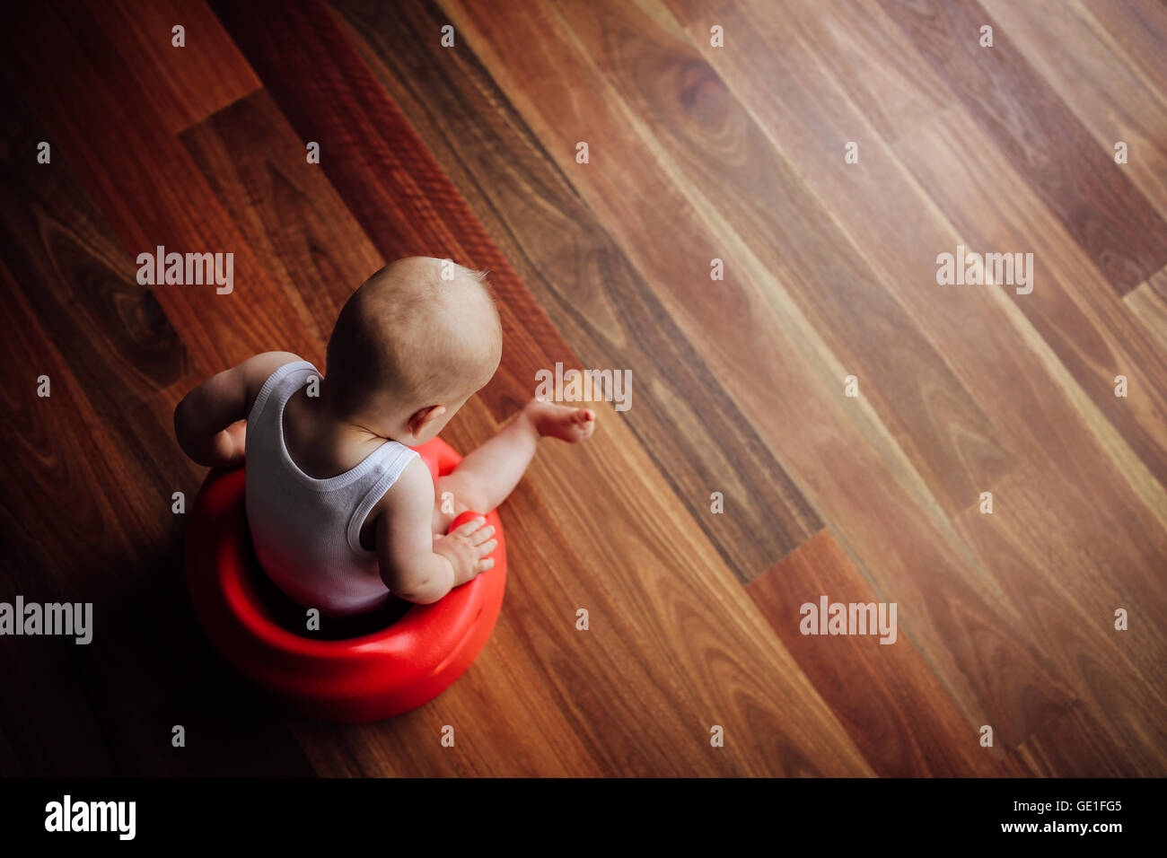 Draufsicht auf Baby Junge sitzt im Kindersitz Stockfoto