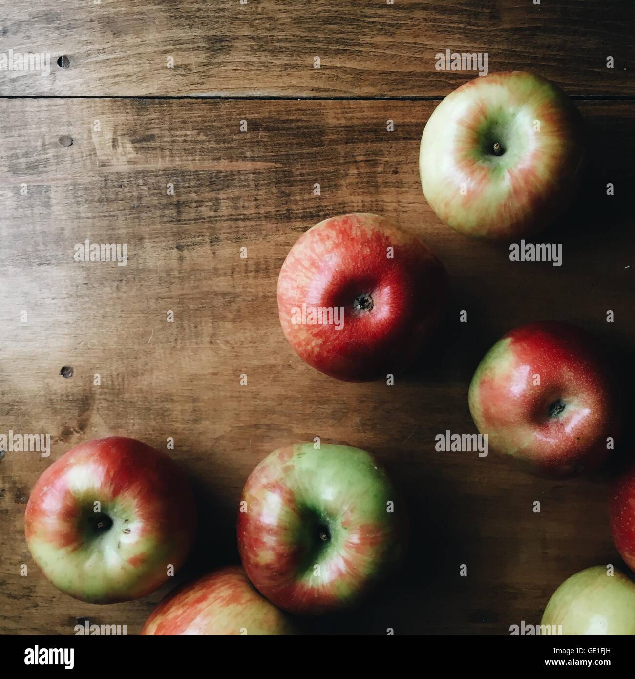 Äpfel auf einem Holztisch Stockfoto