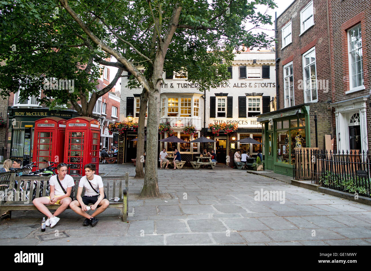 Menschen sitzen vor einem Pub von Richmond grüne London UK Stockfoto