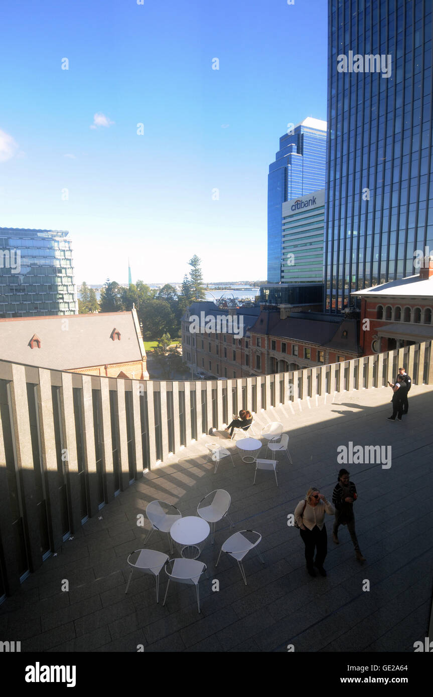 Menschen auf Balkon des neuen Perth-Bibliothek mit Blick auf Domplatz, Elizabeth Quay und den Swan River, Perth, Western Australia Stockfoto